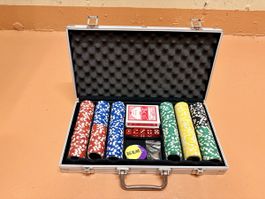 Nie benutztes Poker-Set Aluminiumkoffer mit Chips und Karten