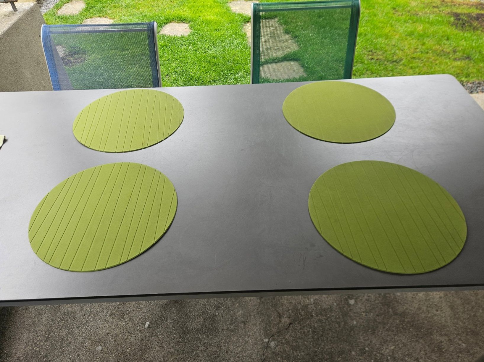 Set di tavolo e panche: 4 Kunststoff Platzset, Tischset, abwaschbar Durchmesser 36cm – Usato da Teufenthal AG venduto da boebe071