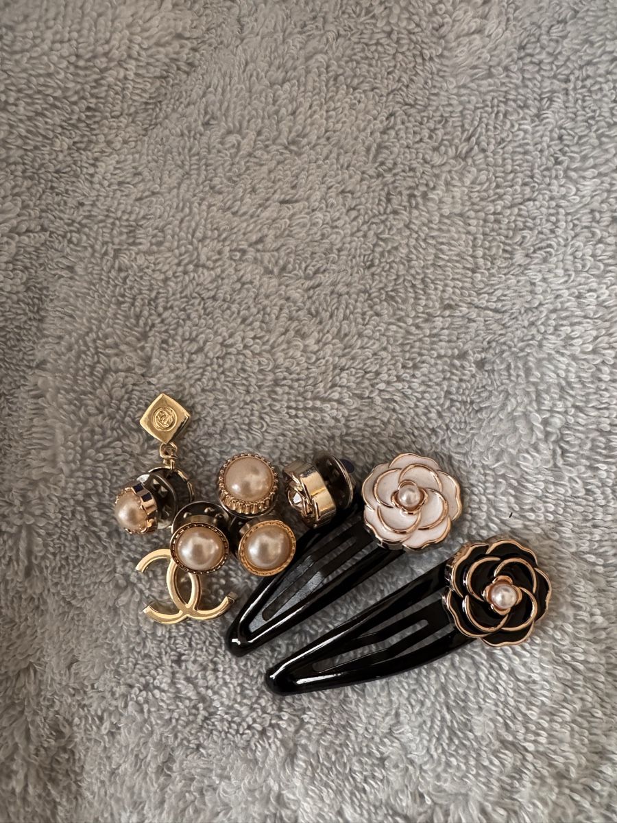 Chanel Altri gioielli: Chanel breloque, pins et barrette – Nuovo (secondo la descrizione) da Genève venduto da Allisgood 3