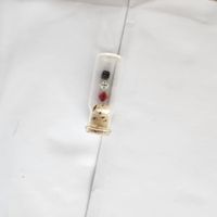 Kleines Glas Fläschchen mit Korken darin 3 Mini Spielewürfel