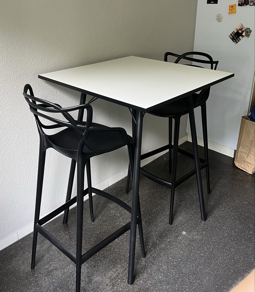 Set di tavolo e panche: Designer Bar-Tischset mit 2 Designer Stühlen – Usato da Zürich venduto da leanfu_