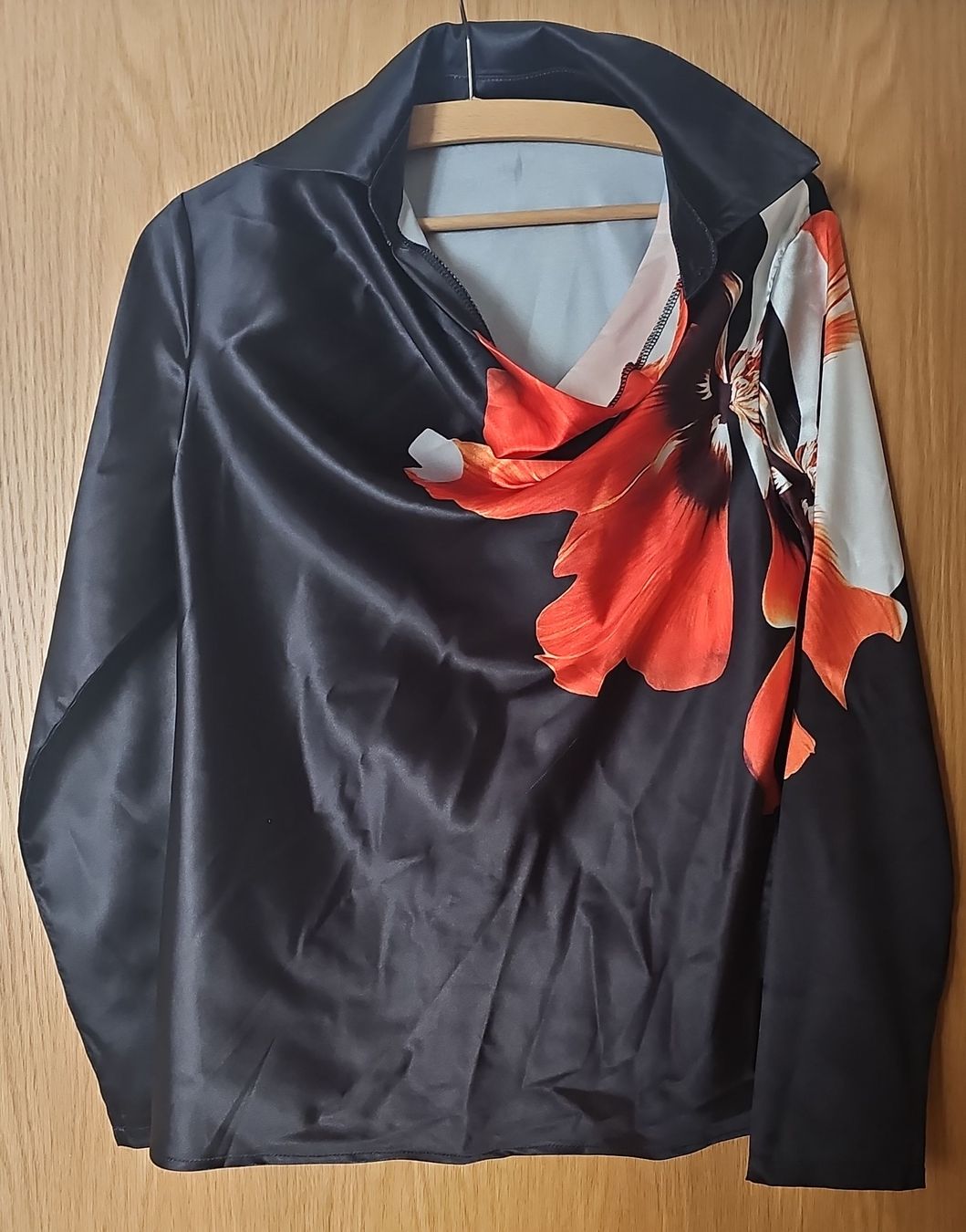 Camicette: Pull à col noir à fleurs - Parfait pour le printemps ! – Nuovo (secondo la descrizione) da Monthey venduto da Chez-Dani-81