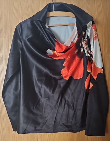 Pull à col noir à fleurs - Parfait pour le printemps !
