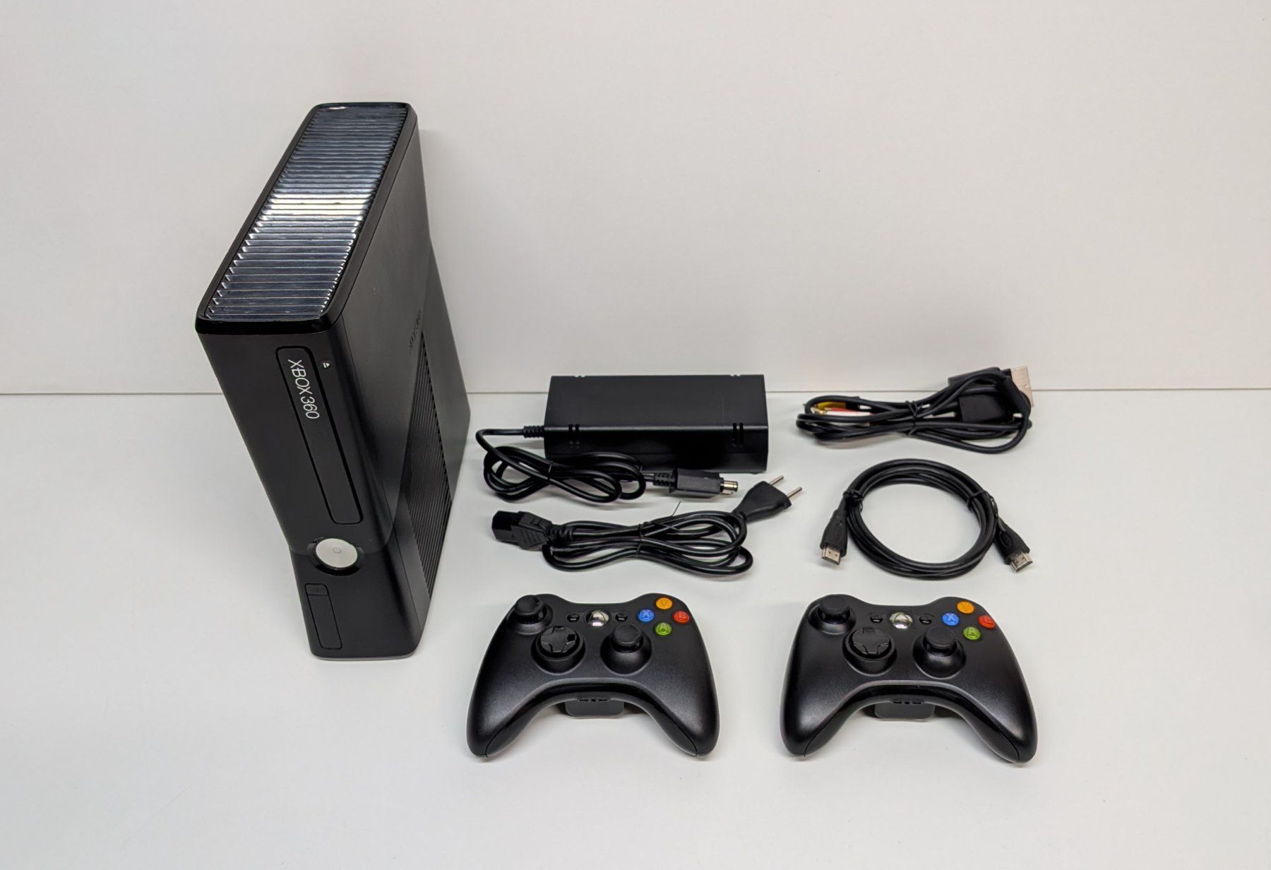 Microsoft Consoles: Microsoft Xbox 360 S inkl. 2 Controller – D'occasion à Menziken par mame18