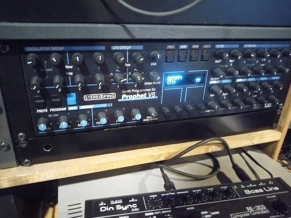 Strumenti musicali: Prophet VS sequential circuits + Stereooping programmer – Usato da Bassecourt venduto da Synthgear 2
