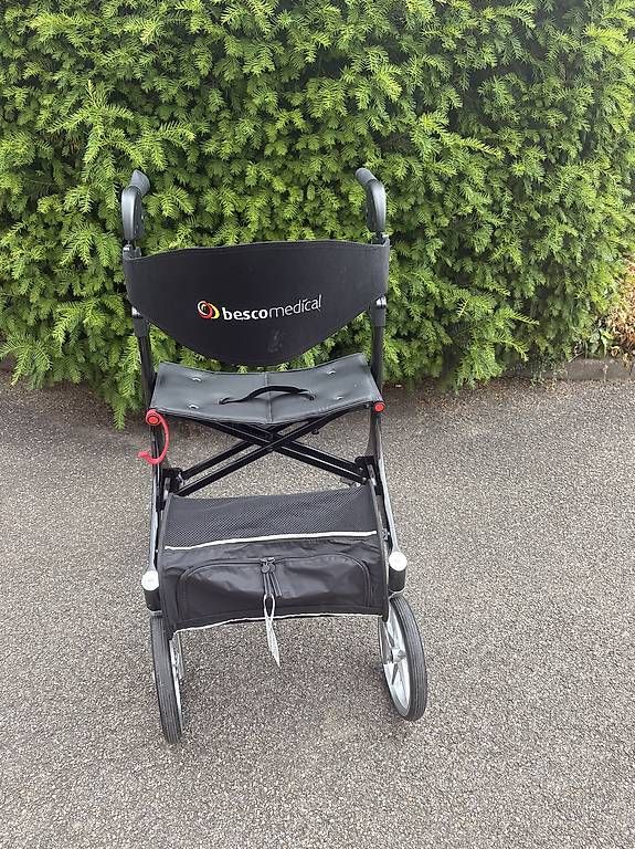 Ausili per la deambulazione: Leichtgewicht Rollator Carbon – Usato da Villars-sur-Glâne venduto da AllisonGina