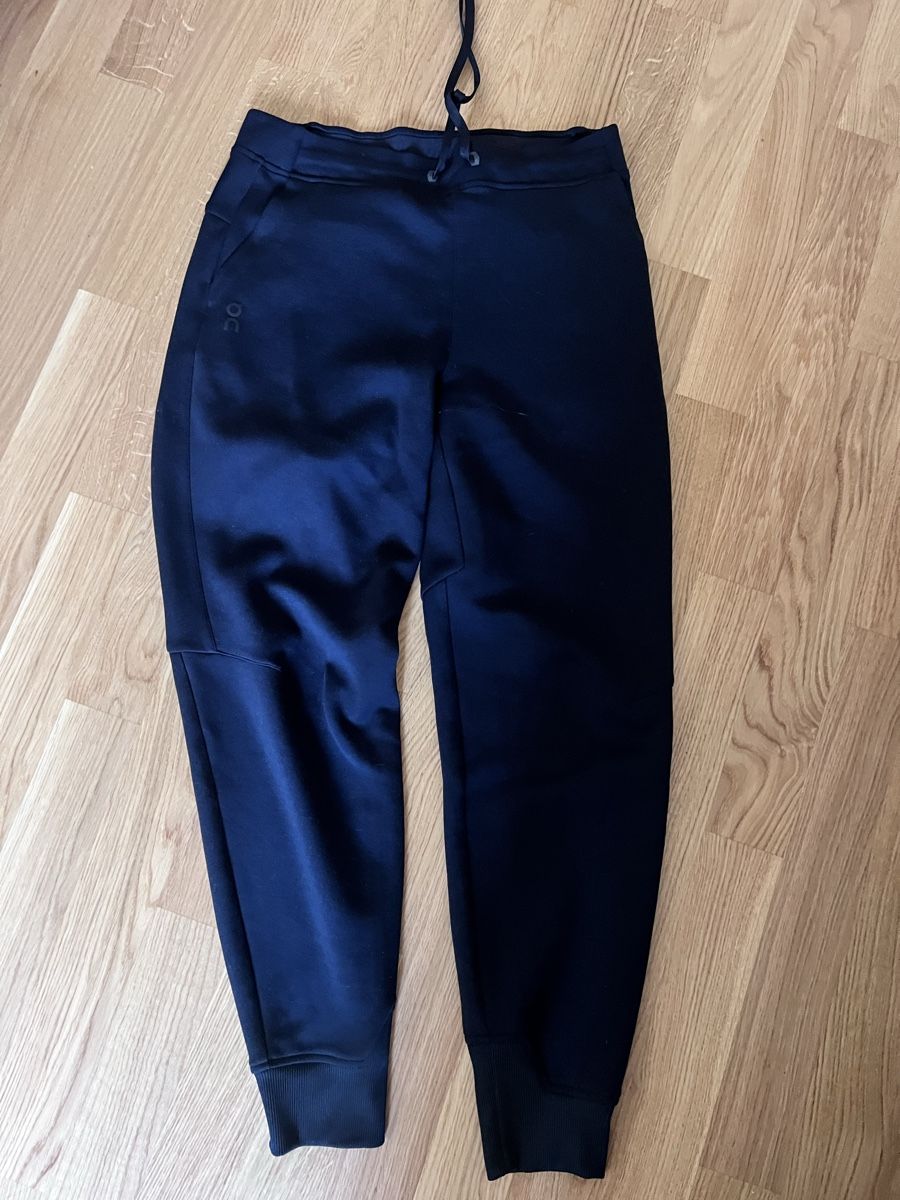 Hosen: On Sweat Pants – Gebraucht aus Zürich von Mira1310