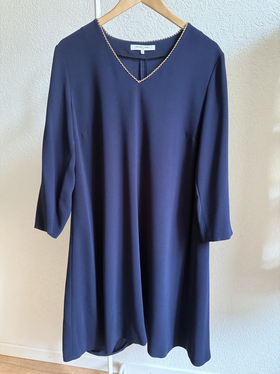 Gérard Darel Vestiti: Robe bleu marine liseré doré Gérard Darel, t.42 – Usato da Tavannes venduto da Thriftshop