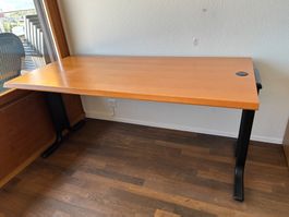Schreibtisch mit Metallgestell