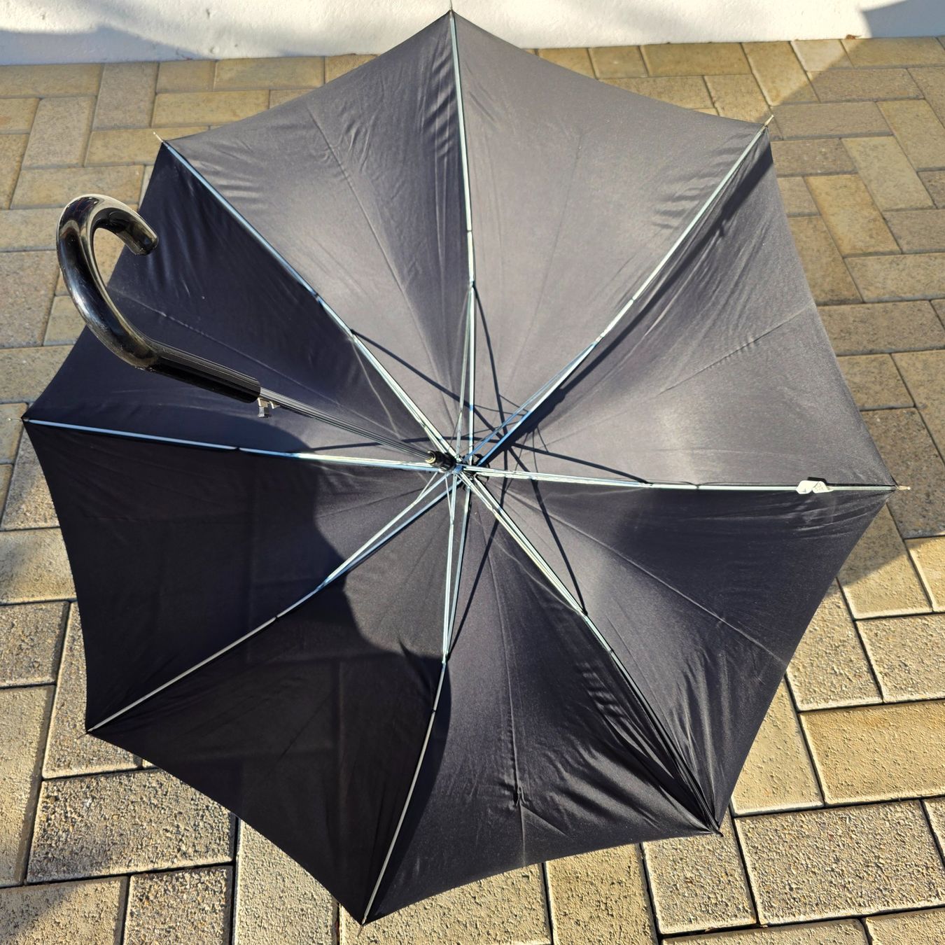 Parapluies: Klassischer großer schwarzer Regenschirm – D'occasion à Wald ZH par Martin79 1