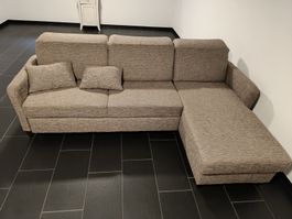 Tolles Ecksofa Stoff braun mit Bettfunktion und Stauraum.