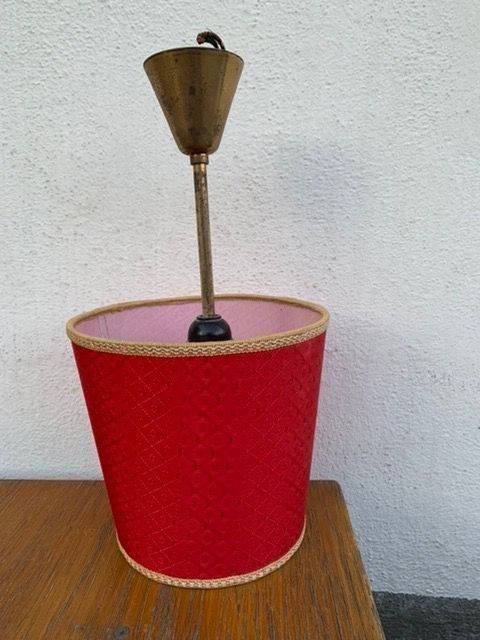 Paralumi: Vintage Mid Century Deckenlampe mit Stoffschirm rot – Usato da Sulzbach venduto da Kaeslin0
