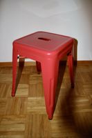 Metallhocker im Tolix-Stil