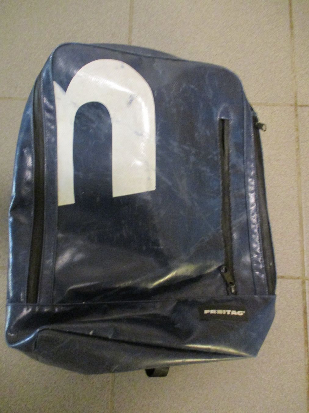 Freitag Rucksäcke: Sac à dos FREITAG bleu avec grand "n" blanc – Gebraucht aus La Sarraz von vic_v6kz 1