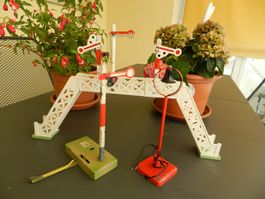 Bahnübergangsbrü.mit Signale,Schienen Signal+HAG Lampe Spur0