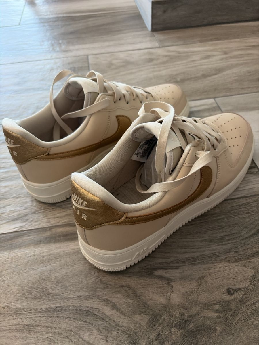 Nike Herrenschuhe: Baskets Nike Air Force 1 Beige Doré taille 43 – Neu (gemäss Beschreibung) aus St-Gingolph von emergency_one 1