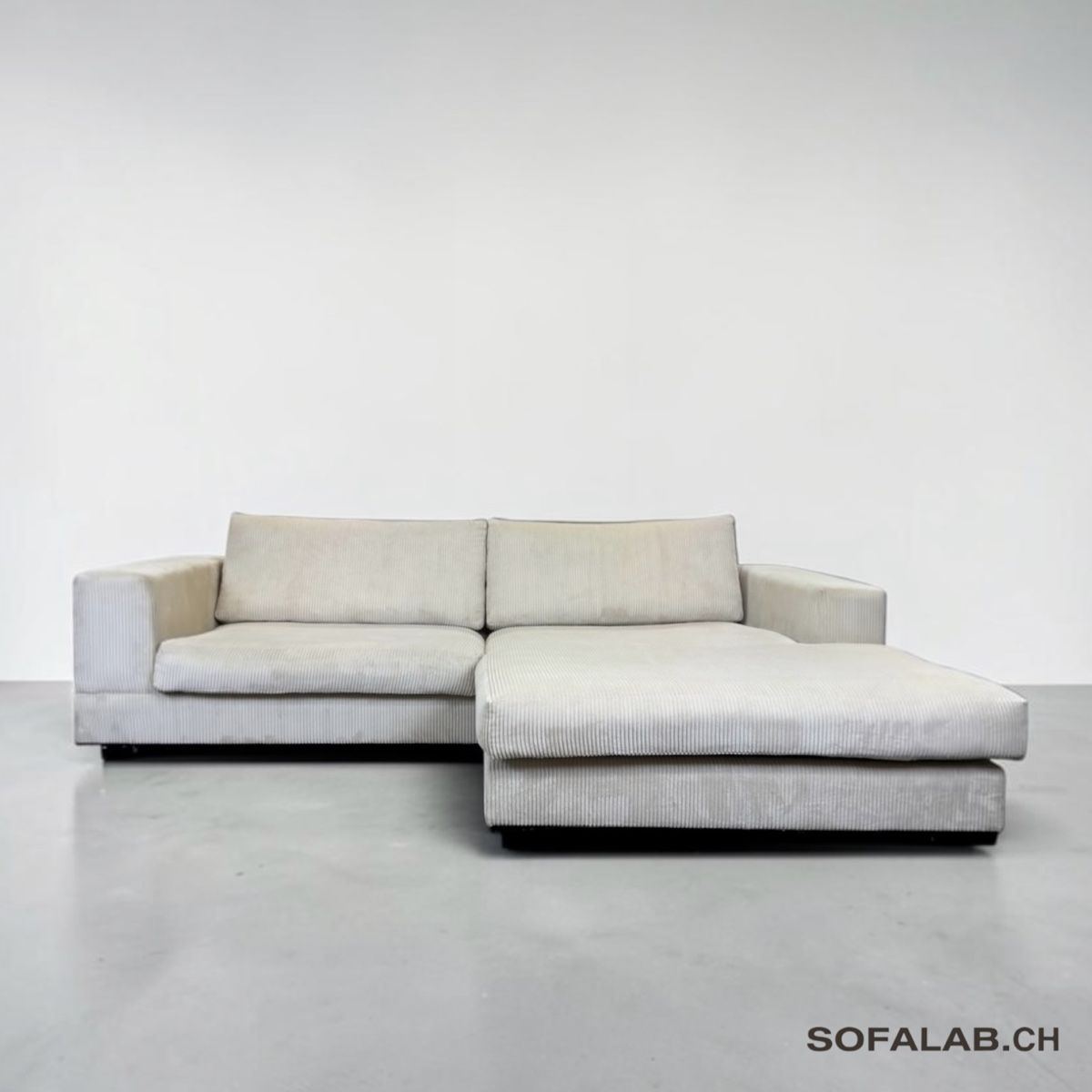 Divani: Ecksofa Beige-Creme aus Cordstoff – Usato da Bachenbülach venduto da Sofalab.swiss