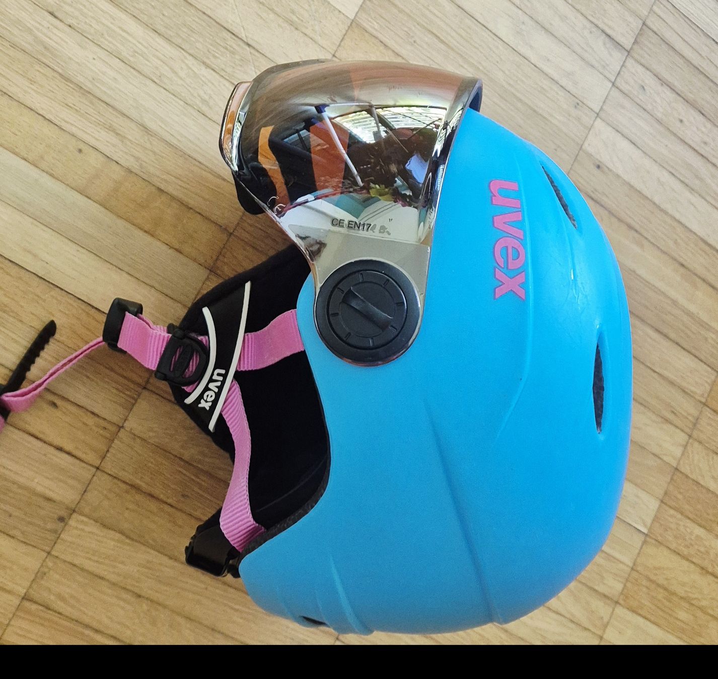 Uvex Helme: Uvex Kinder Skihelm mit integrierte Brille – Gebraucht aus Thalwil von wannabuywatch