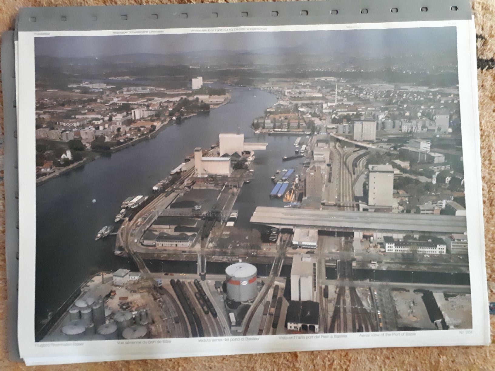 Poster & Bilder: Schulwandbild: Flugbild Rheinhafen Basel mit Begleitheft – Gebraucht aus Dietikon von Buchantiqdietikon