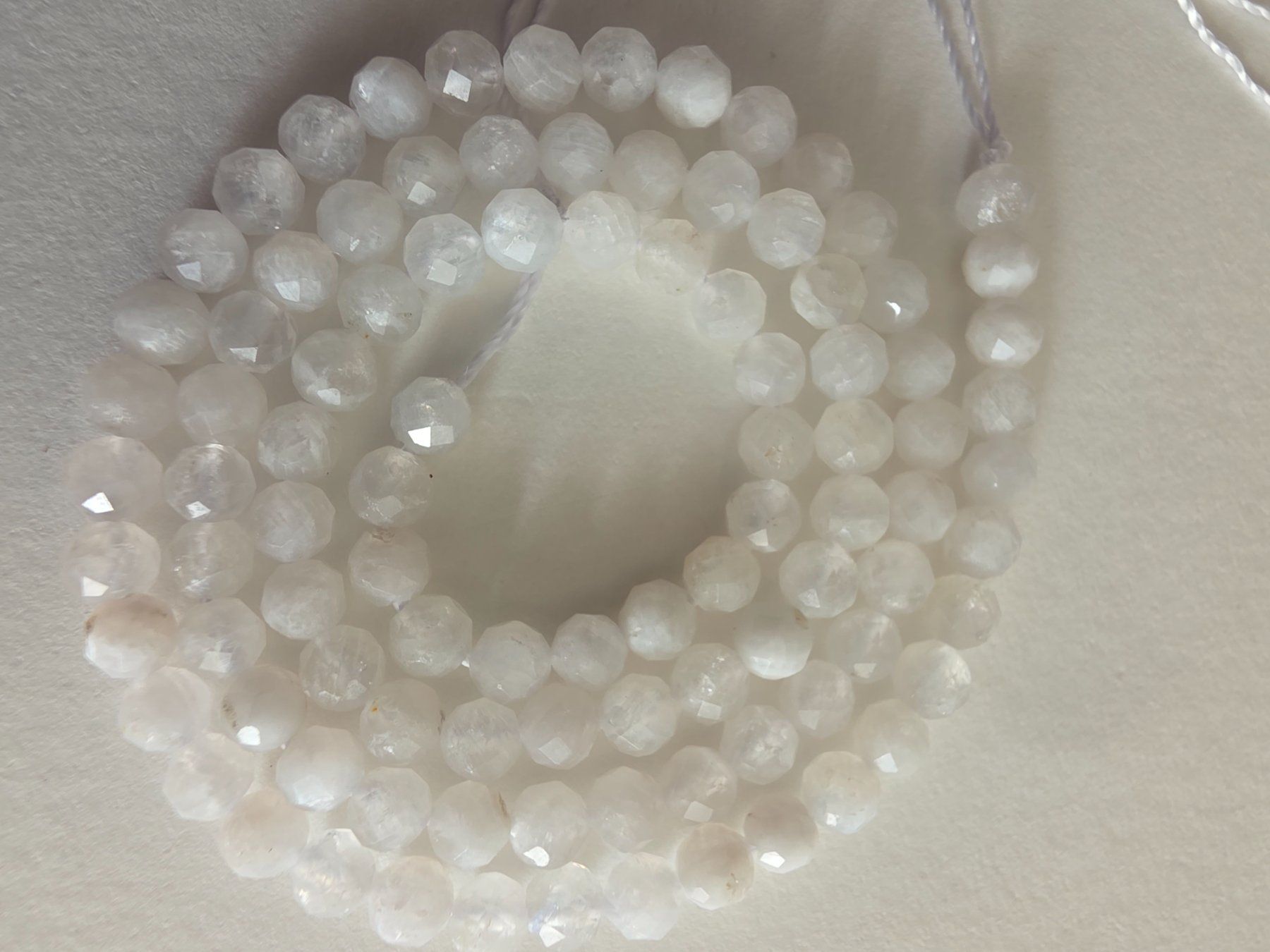 Minerali & Pietre curative: Mondstein facettiert 4mm. Strang – Nuovo e nell'imballaggio originale da Menziken venduto da Mirager 2
