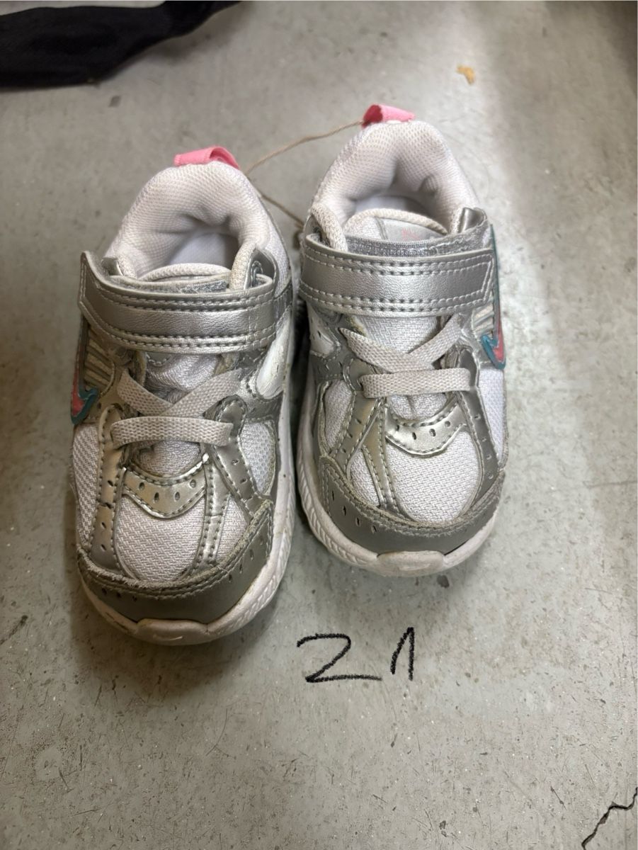 Nike Scarpe per ragazzi: Nike Lauflernschuhe Gr. 21, Silber/Weiss – Usato da Hildisrieden venduto da Leoniewyr