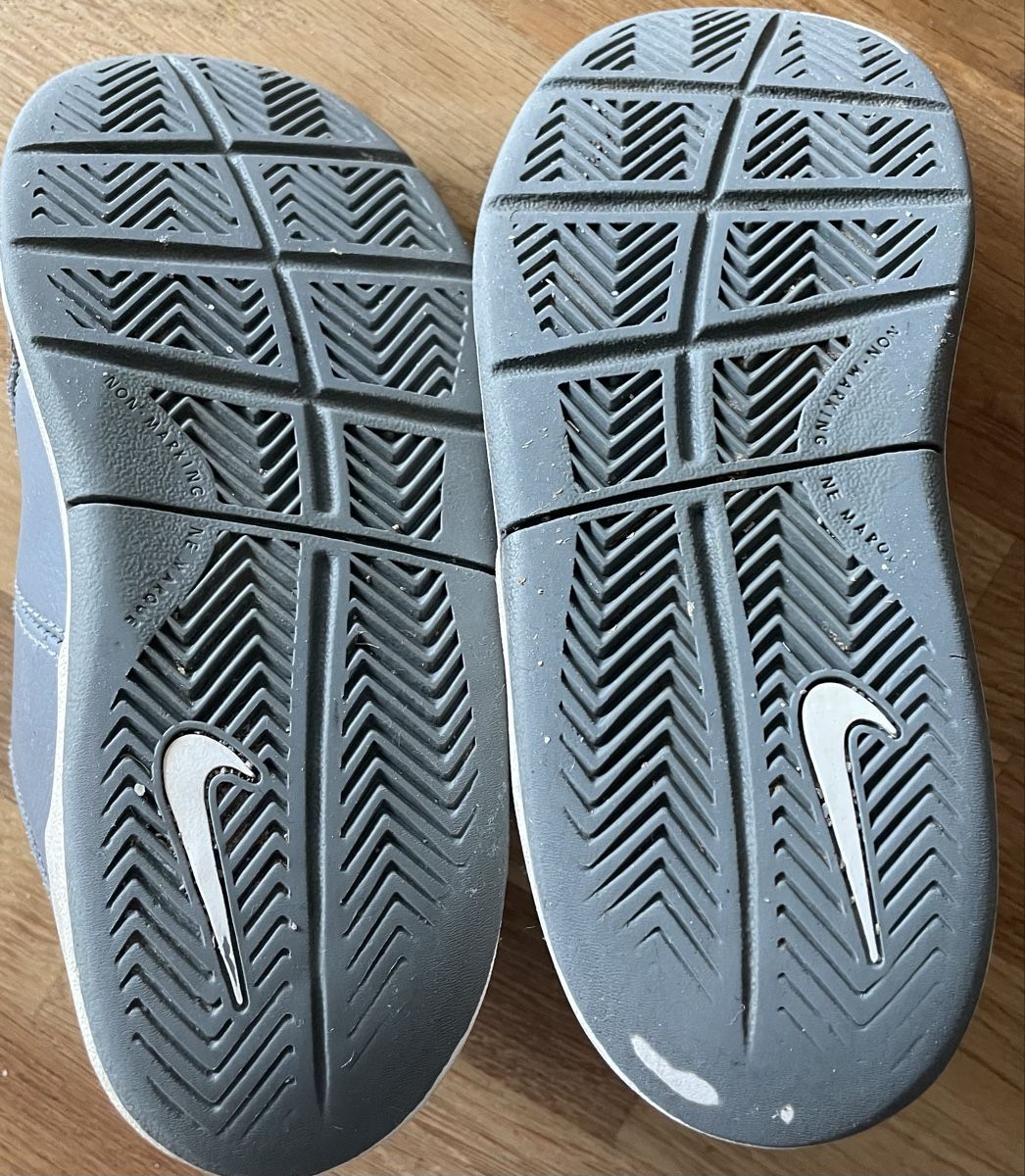 Nike Scarpe da uomo: Nike Kinderschuhe Gr. 27 – Usato da Volketswil venduto da wan_kf9p 1