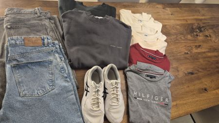 Kleiderset Gr. S Herren Jeans, Pullis, Shirts, Sneakers