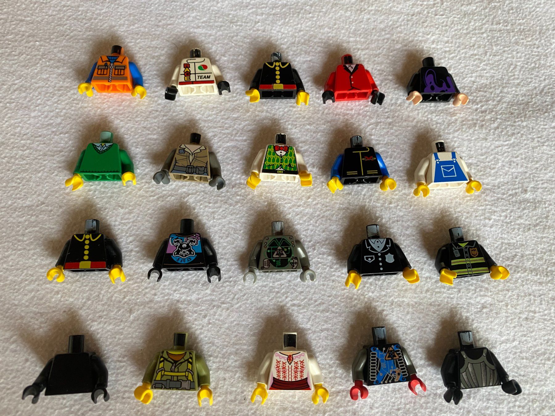 Lego Spielzeuge: LEGO - FIGUREN - OBERKÖRPER – Gebraucht aus Gelterkinden von ajdt4