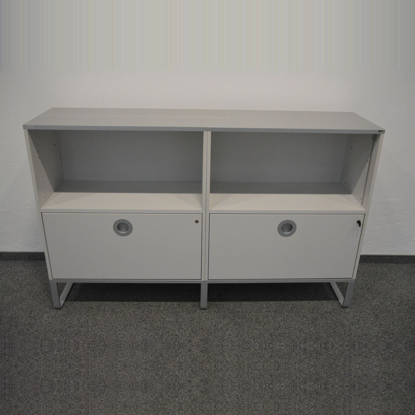 Scaffali: Denz D3 Sideboard 2-OH Hellgrau - 1600mm - mit Schlüssel – Usato da Schönenwerd venduto da mcofficeshop