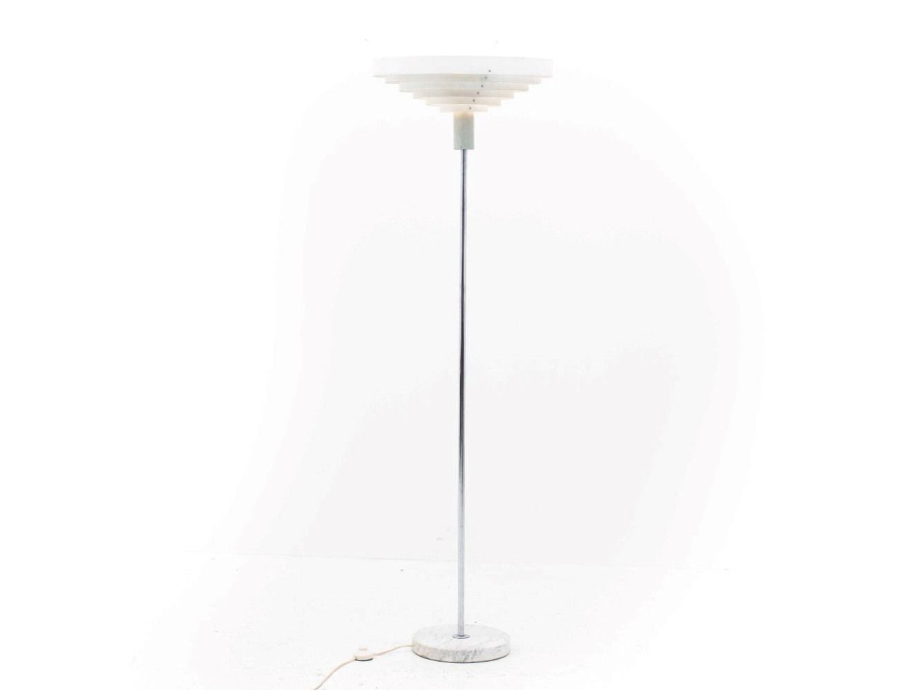 Lampade: Elegante Stehleuchte mit Marmorsockel – Usato da Zürich venduto da STUZH38 2