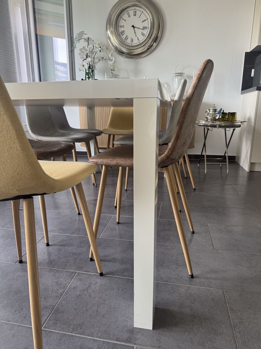 Tavoli: Table à manger blanche laquée, bon état  – Usato da Nyon venduto da yos_7w5m 1