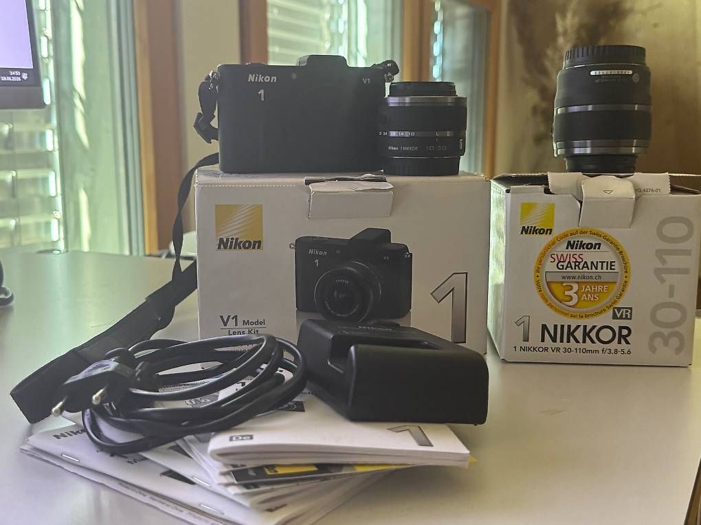 Nikon Fotocamera: Nikon 1 V1 Systemkamera mit 2 Objektiven, OVP, Ladegerät – Usato da Oberriet SG venduto da inagrella 1