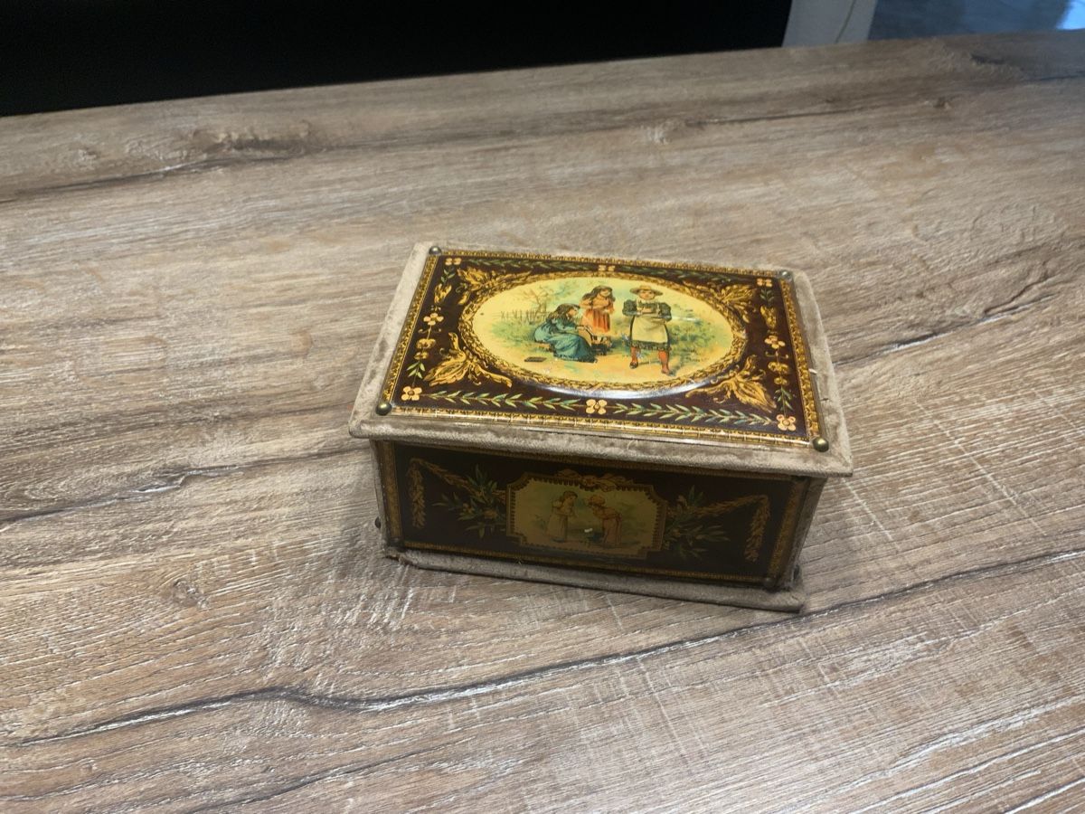 Suchard Barattoli: Antike Chocolat Suchard Dose mit Stoffbezug  – Usato da Willisau venduto da Minali 1