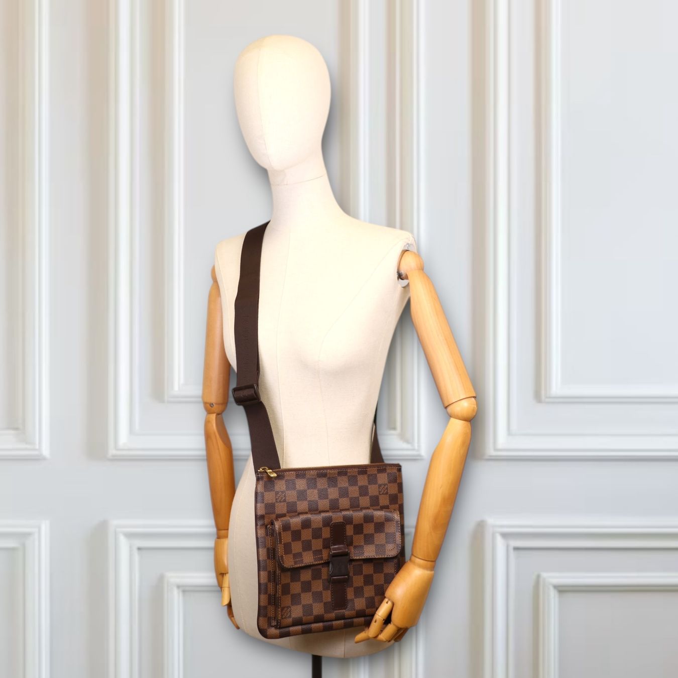 Louis Vuitton Borse: Louis Vuitton Pochette Melville Damier ebène – Usato da Binningen venduto da Designerlabels 1