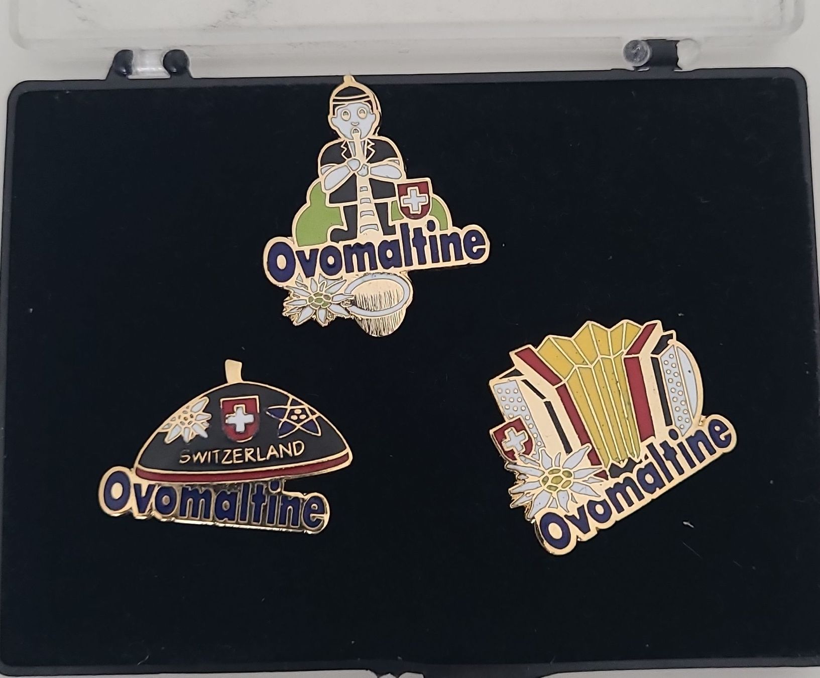 Ovomaltine Placchette & Badge: Collection Pins Ovomaltine en coffret – Nuovo e nell'imballaggio originale da Morges venduto da PascRoch