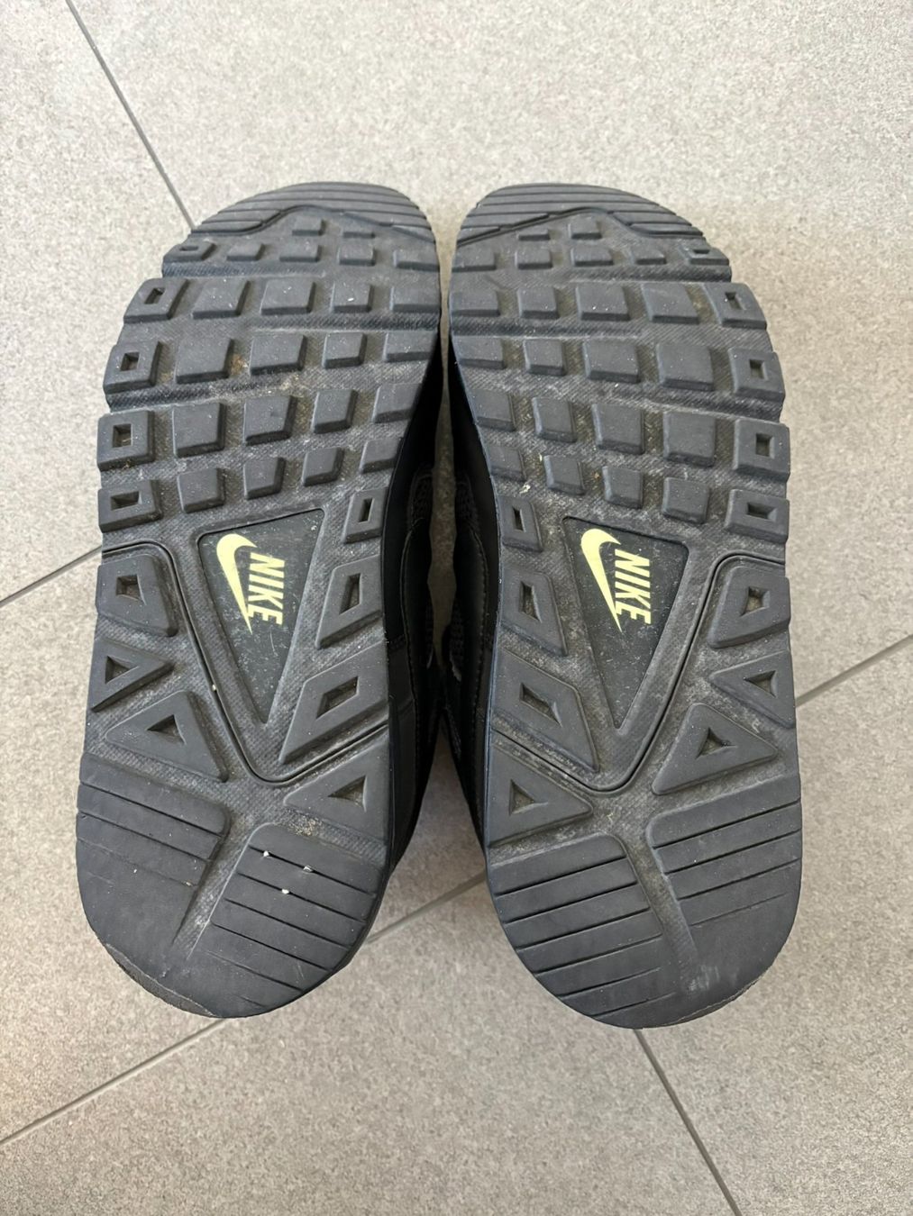 Nike Chaussures hommes: Nike Air Max Command Triple Black – D'occasion à Mumpf par galliforever 7