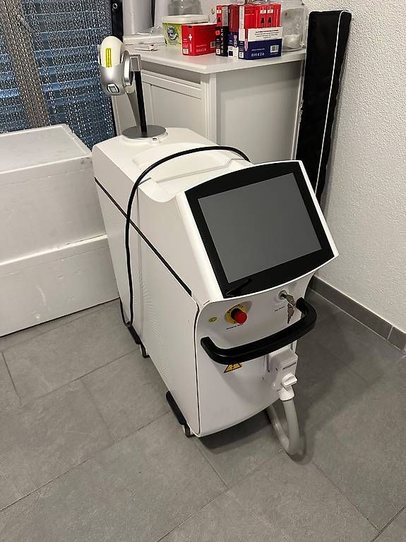 Epilatori: Professioneller Diode Laser / Haarentfernung – Usato da Glattpark(Opfikon) venduto da Darkotattoo