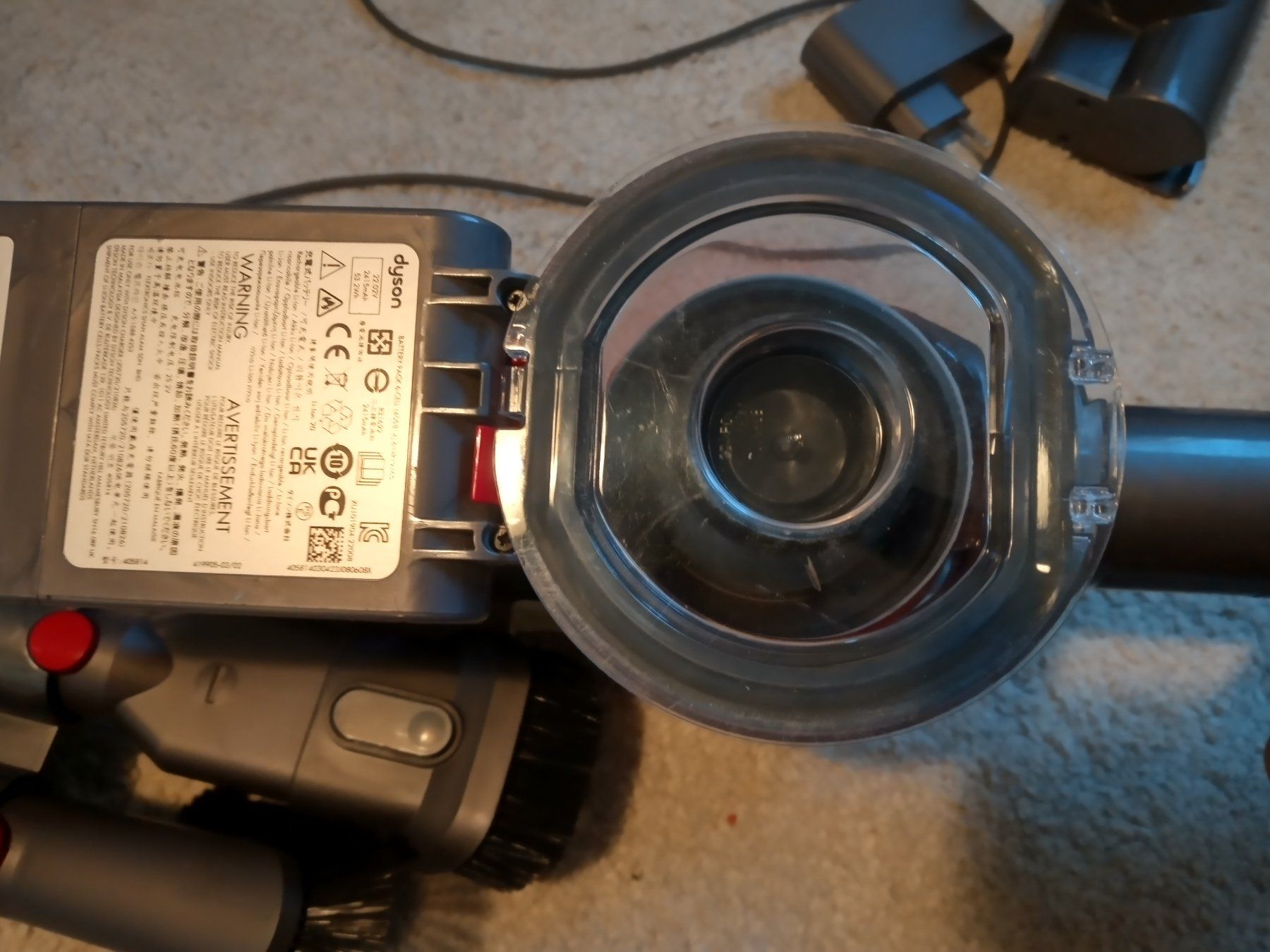 Dyson Aspirapolveri & Accessori: Handstaubsauger Dyson V8 – Usato da Prez-vers-Siviriez venduto da Monija70 8