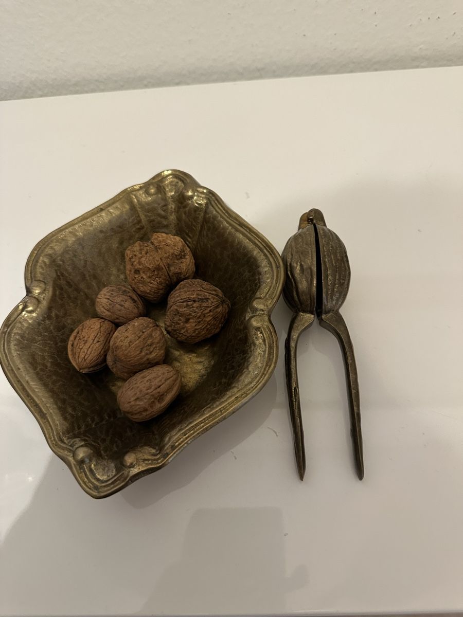 Schalen: Nussknacker und Nussschale aus Messing – Gebraucht aus Basel von Ivana_4 4