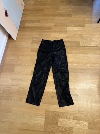 Pantalon en similicuir MNG noir taille 34 occasion