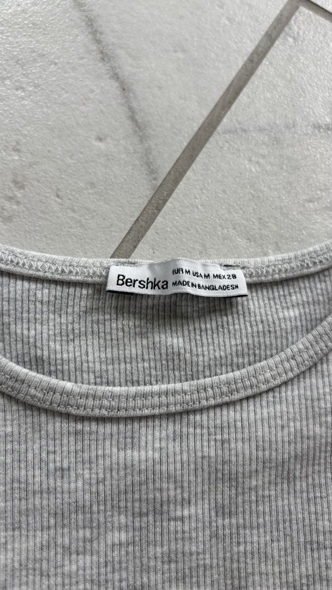 Bershka Top: Graues Bershka T-Shirt M – Usato da Seengen venduto da sa_land 2