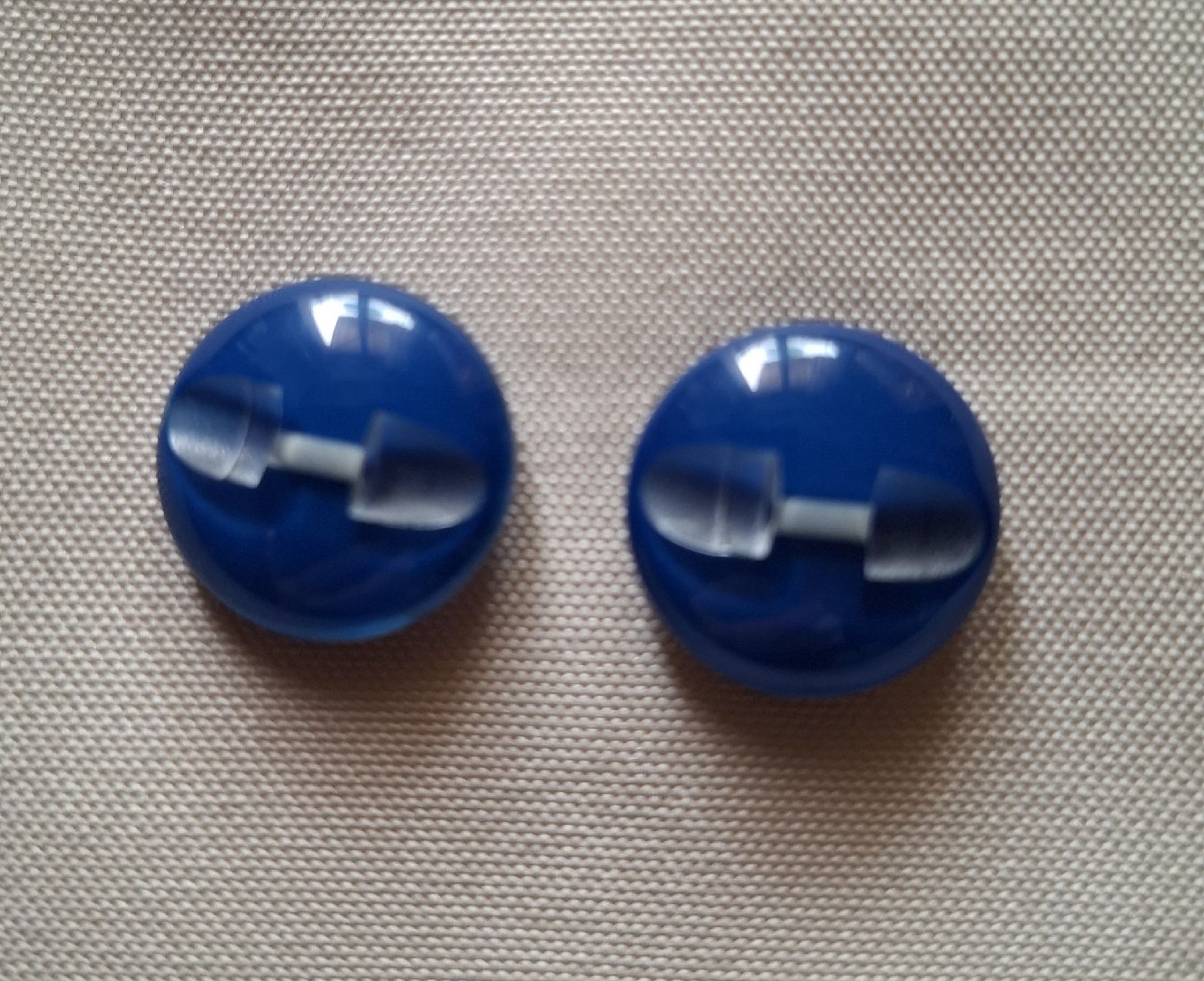 Boutons: 2 Knöpfe Blau mit Glitzer, 18 mm. – D'occasion à Dietikon par Hirschkopf 1