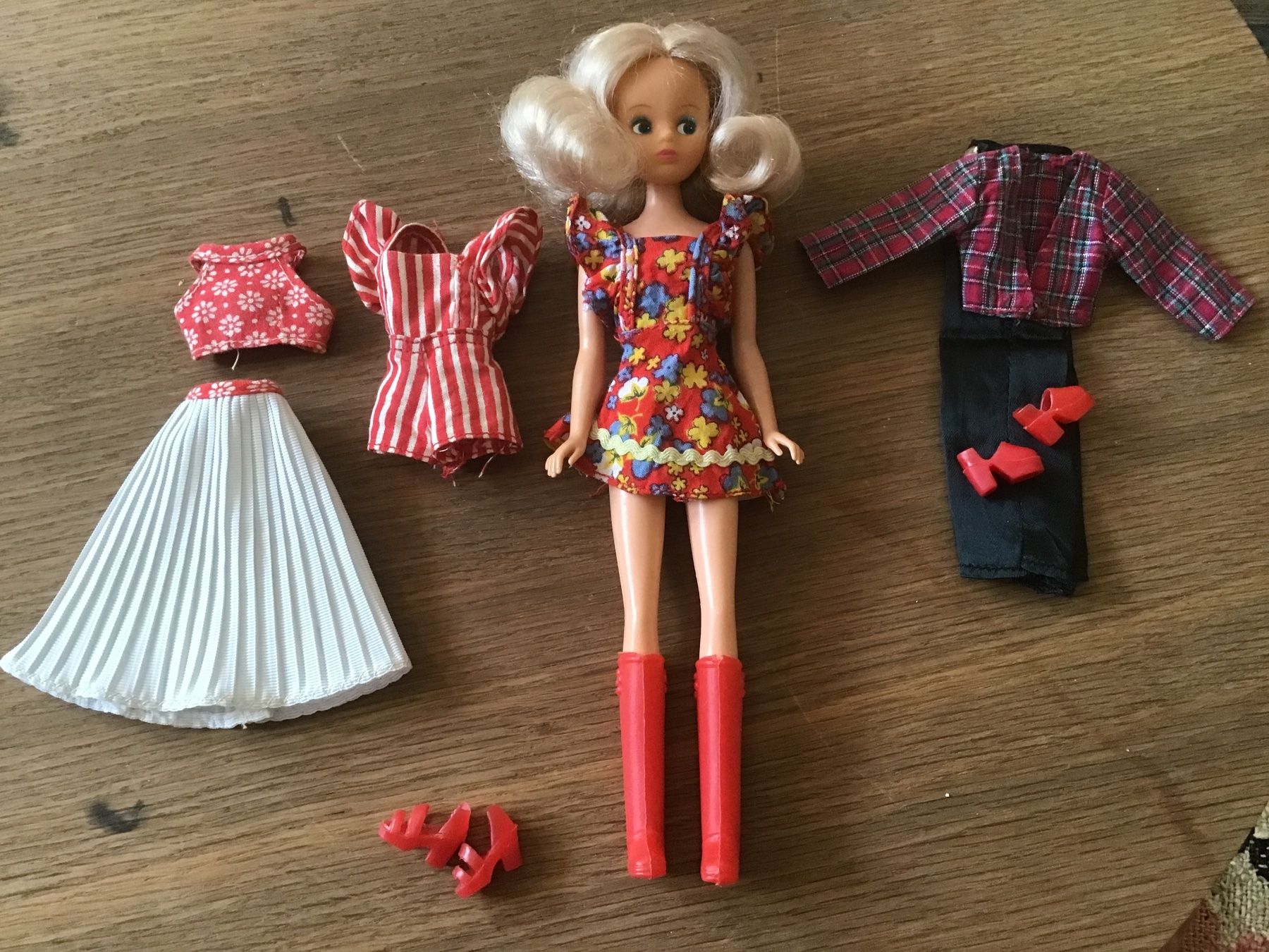 Bambole: Dizzy Daisy Mary Quant mit Outfits – Usato da Birsfelden venduto da rah_8bfj 3
