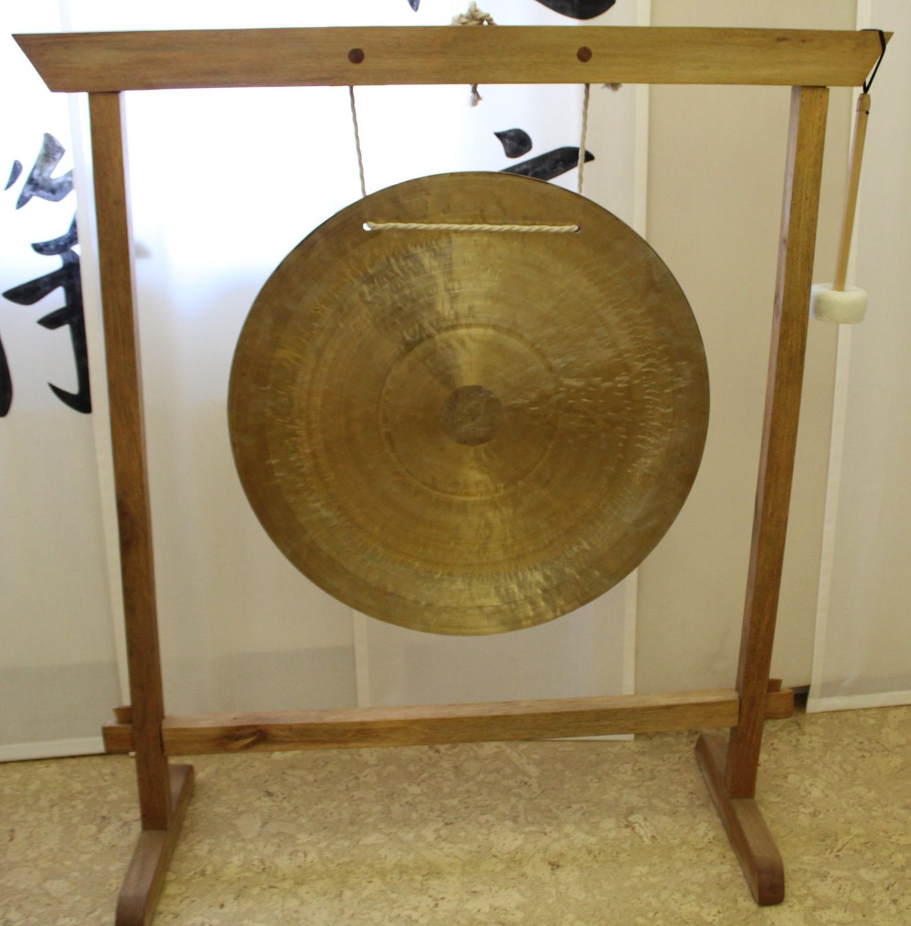 Musikinstrumente: Feng-Gong mit Ständer und Schlegel – Gebraucht aus Schaan von antikes_und_kurioses 4