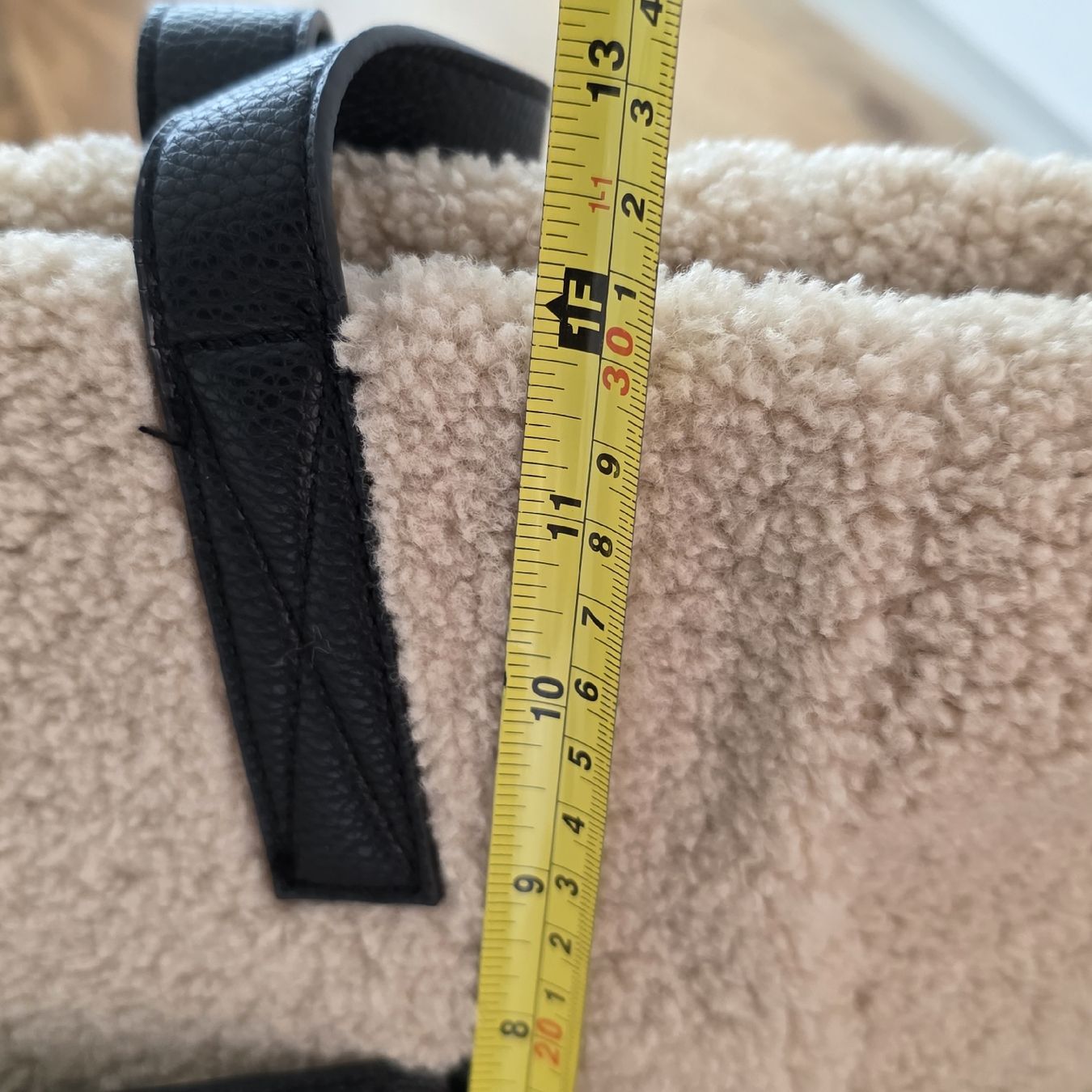 Taschen für Damen: Tasche Schopper  Lammfellimitat beige   neuwertig – Neu (gemäss Beschreibung) aus Rheinsulz von Gilea 5