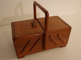 Nähkästchen aus Holz aus Grossmutterszeiten