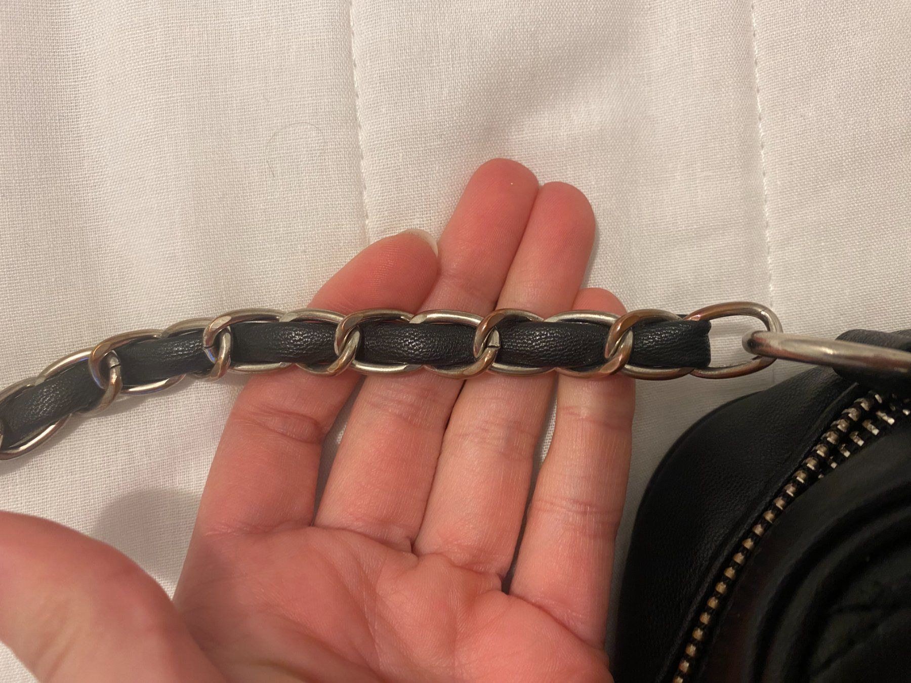 Taschen für Damen: Black quilted chain handbag – Gebraucht aus Olten von ike_z56r 2