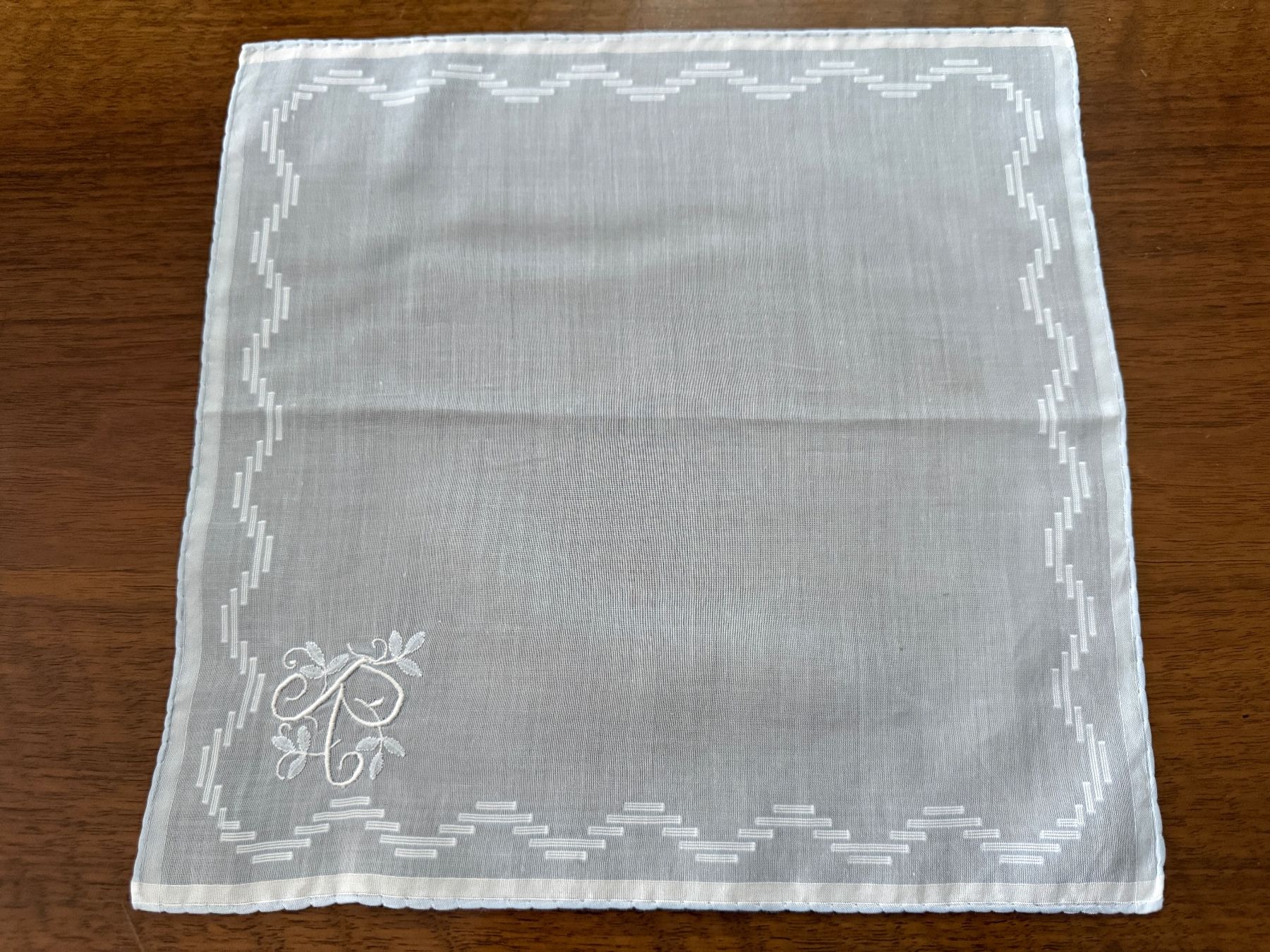 Autres vêtements & accessoires: Taschentuch mit Monogramm "R" guter Zustand – D'occasion à Erstfeld par Mario_boe0