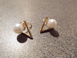 Ohrstecker Perle, Dreieck goldfarbig