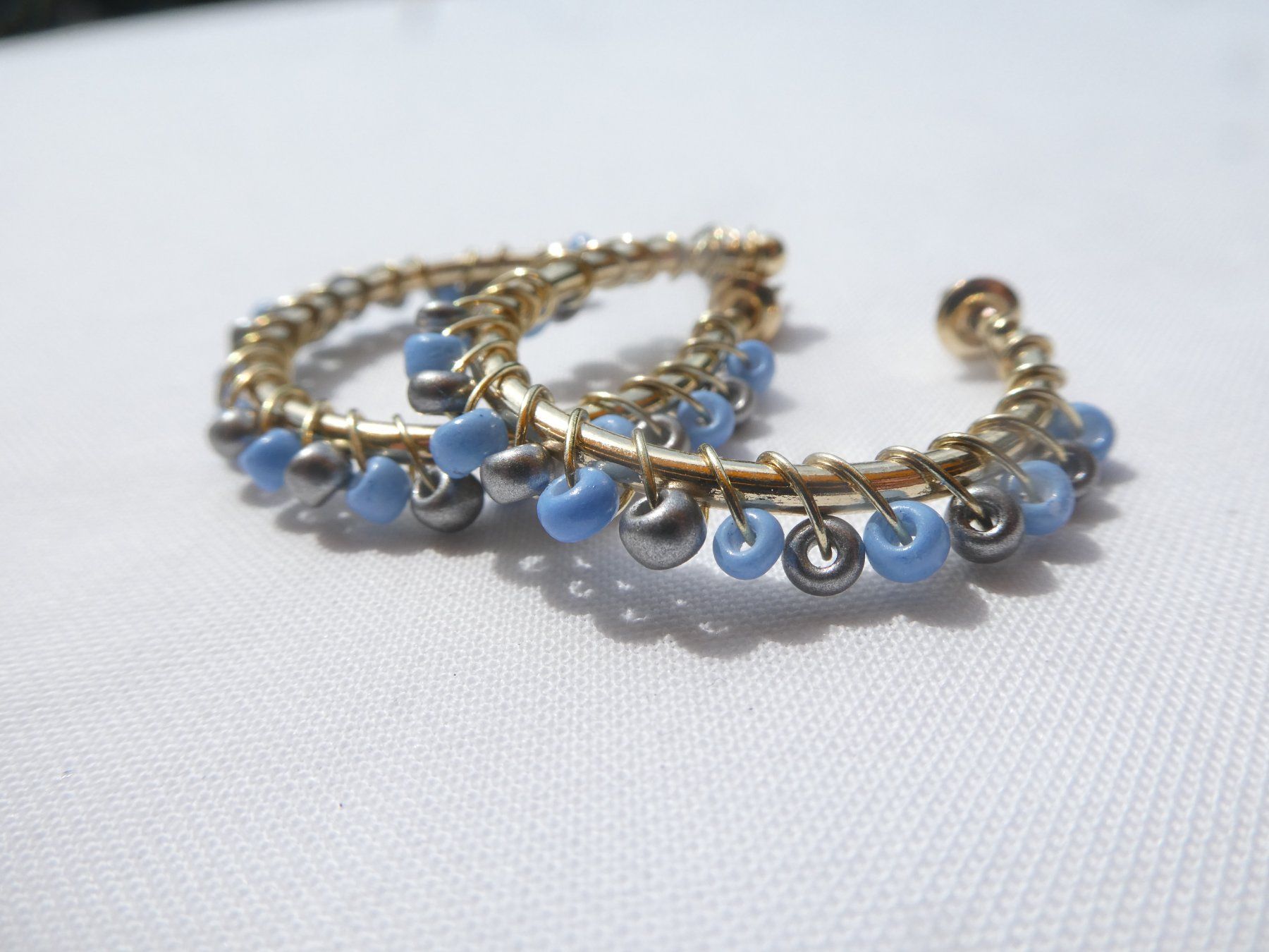 Orecchini pendenti & Orecchini a lobo: Creolen mit Rocailles-Perlen, Modeschmuck, neu – Nuovo (secondo la descrizione) da Gattikon venduto da kaandooh